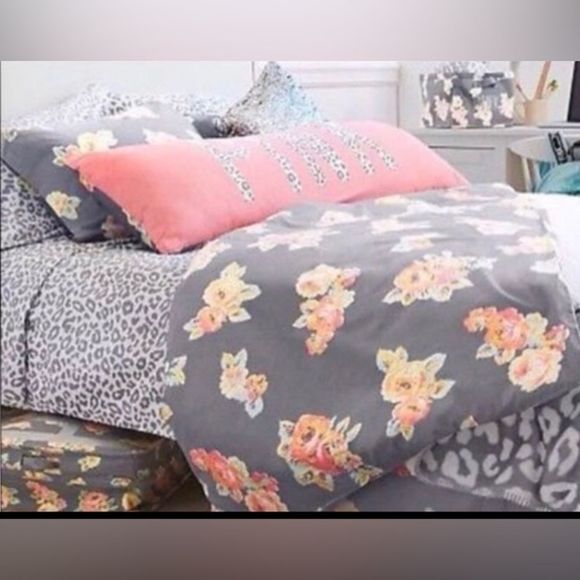 NEW VS PINK FLORAL DORM REVERSIBLE COMFORTER TWIN - Picture 3 of 9